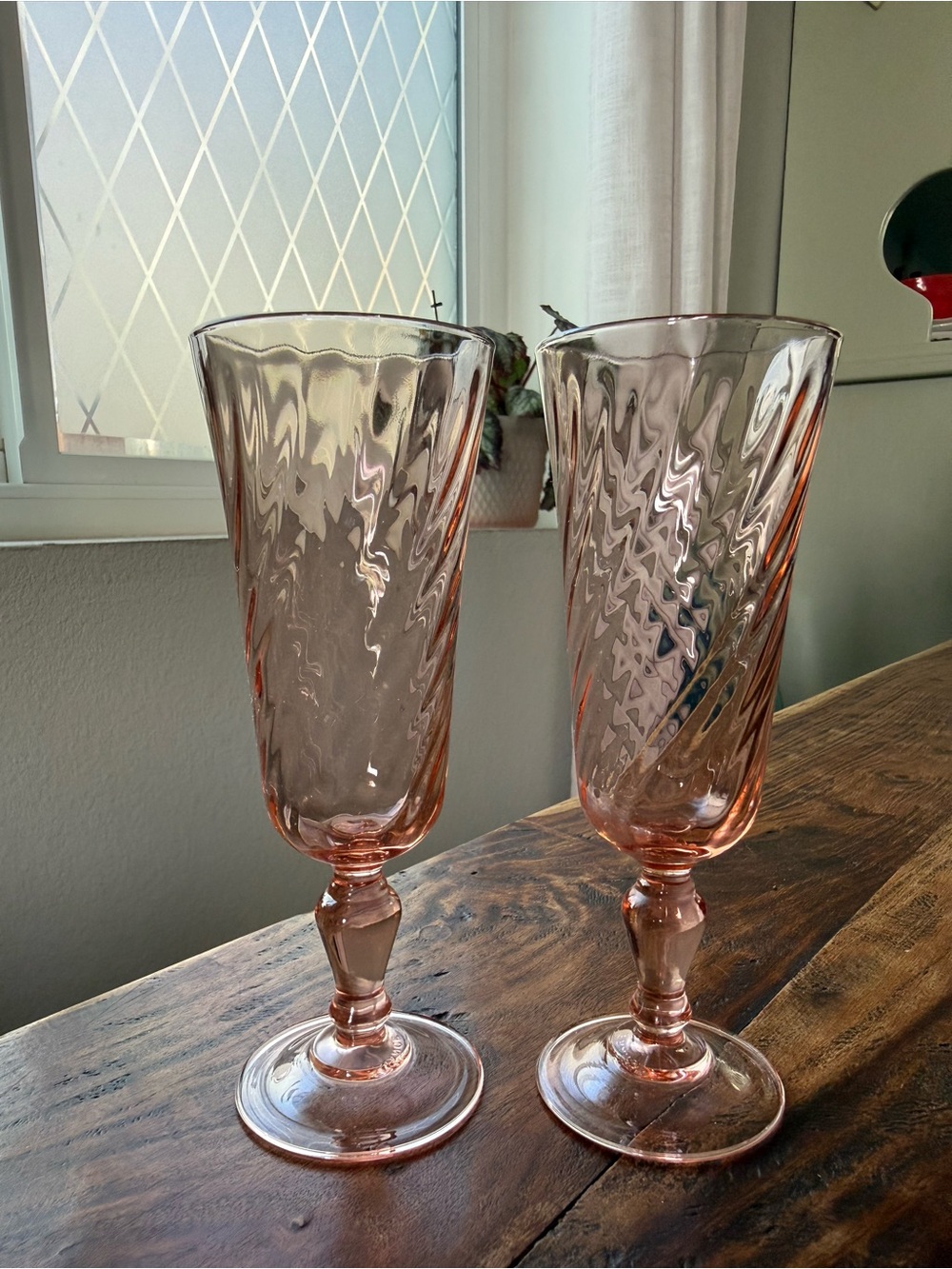 Vintage Arcoroc Rosaline Swirl Champagne
Glasses - Blush Pink Set of 2